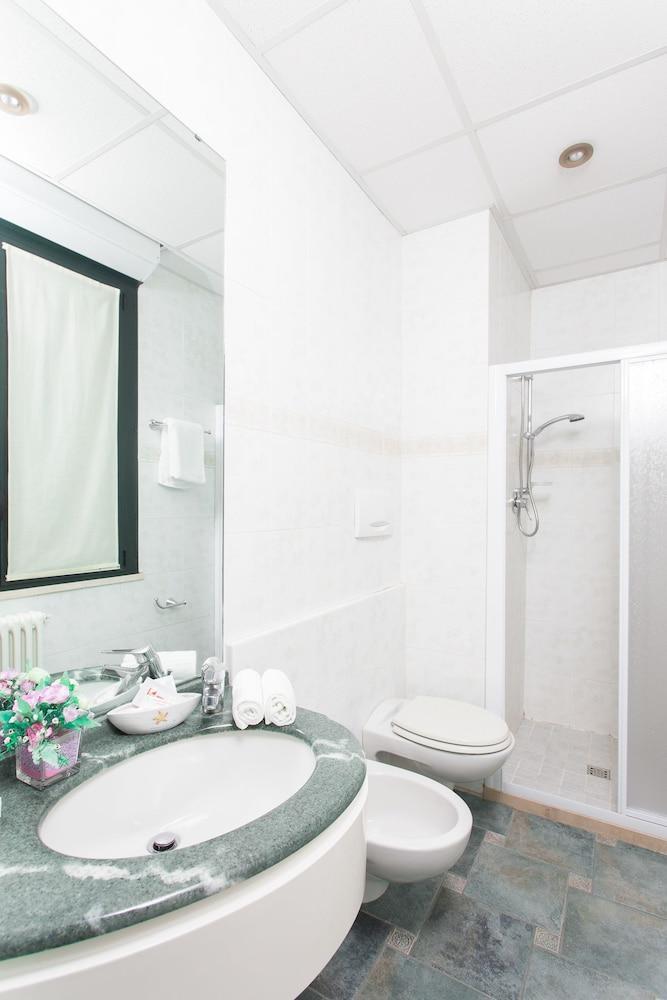 Hotel Zeus Чезенатико Экстерьер фото