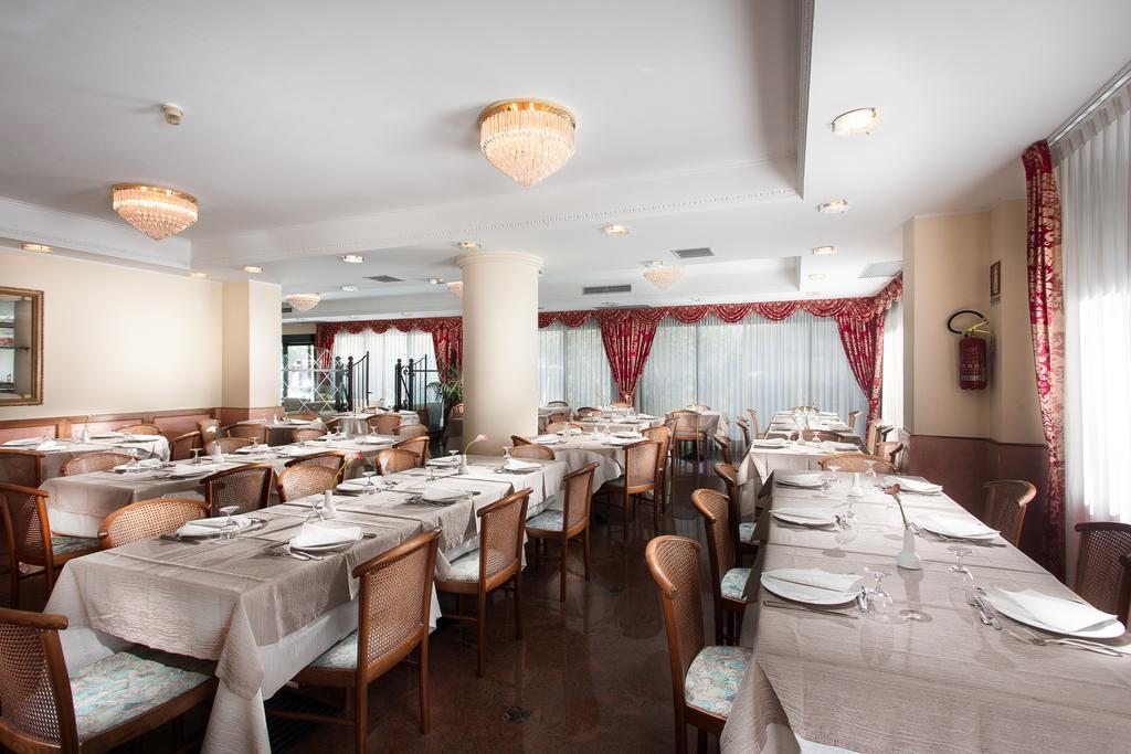 Hotel Zeus Чезенатико Экстерьер фото