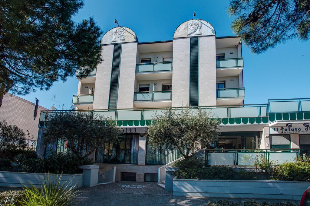 Hotel Zeus Чезенатико Экстерьер фото