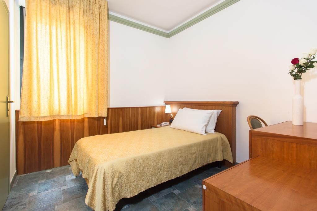 Hotel Zeus Чезенатико Номер фото