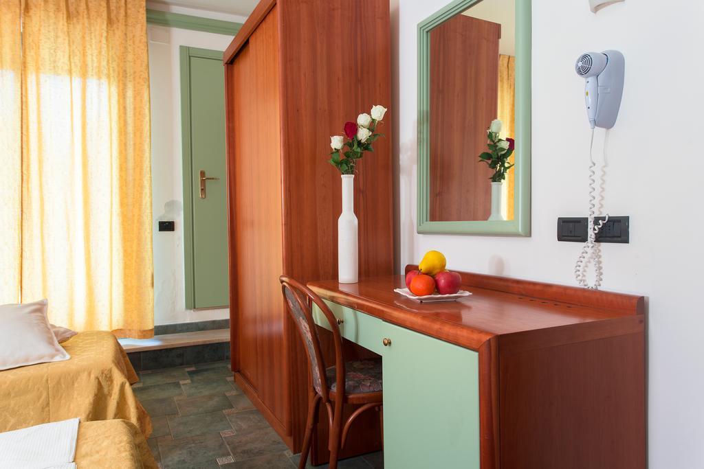 Hotel Zeus Чезенатико Номер фото