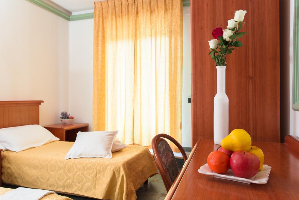 Hotel Zeus Чезенатико Экстерьер фото
