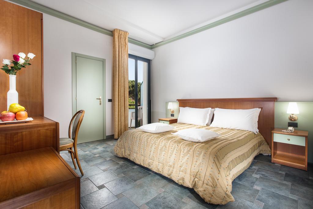 Hotel Zeus Чезенатико Номер фото