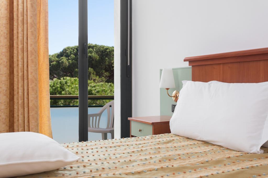 Hotel Zeus Чезенатико Номер фото