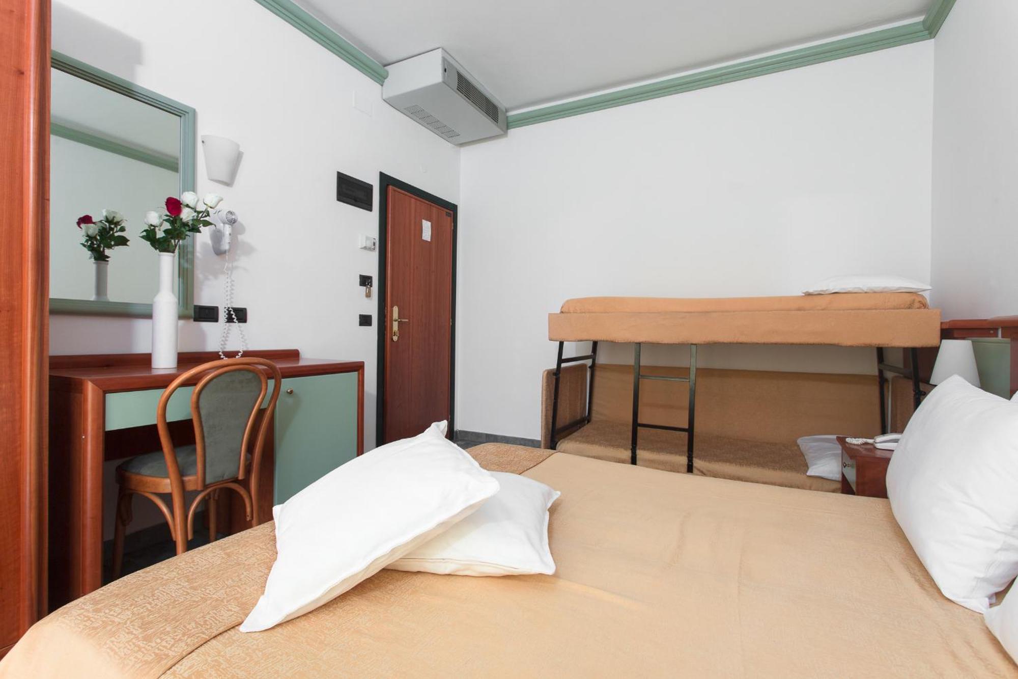 Hotel Zeus Чезенатико Экстерьер фото