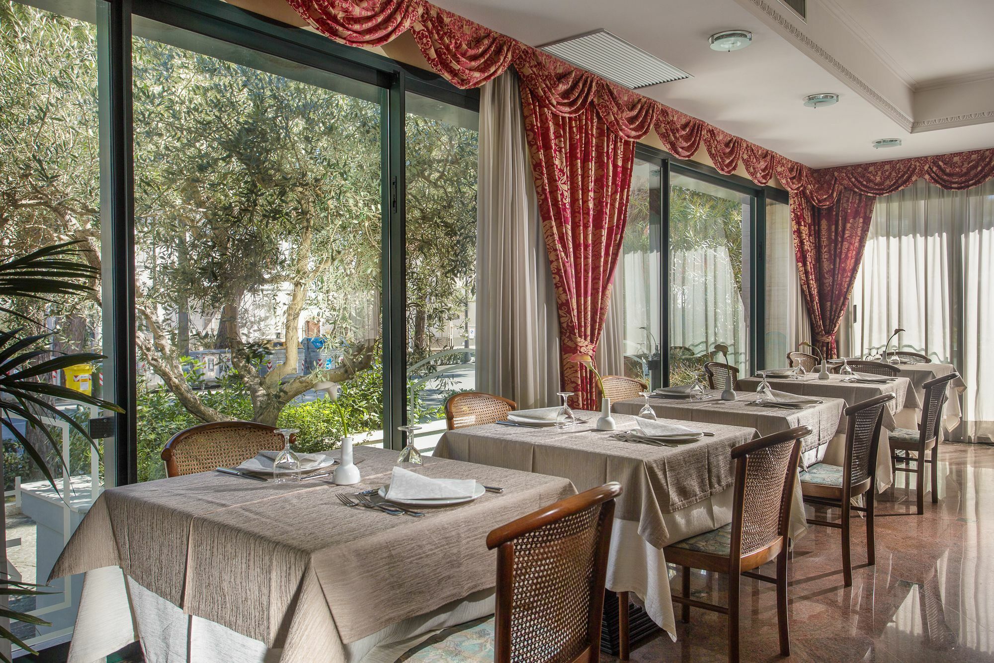 Hotel Zeus Чезенатико Экстерьер фото